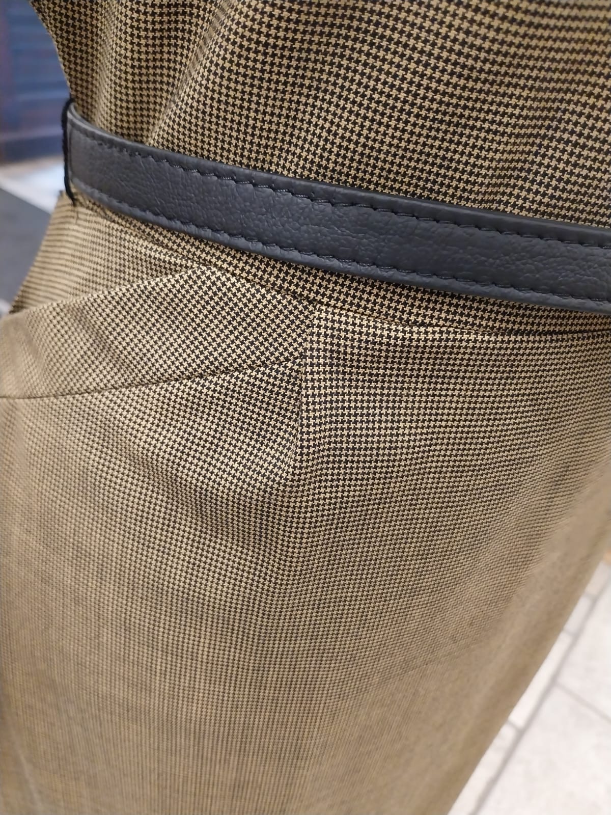 Midikleid aus leichter Wolle mit Ledergürtel