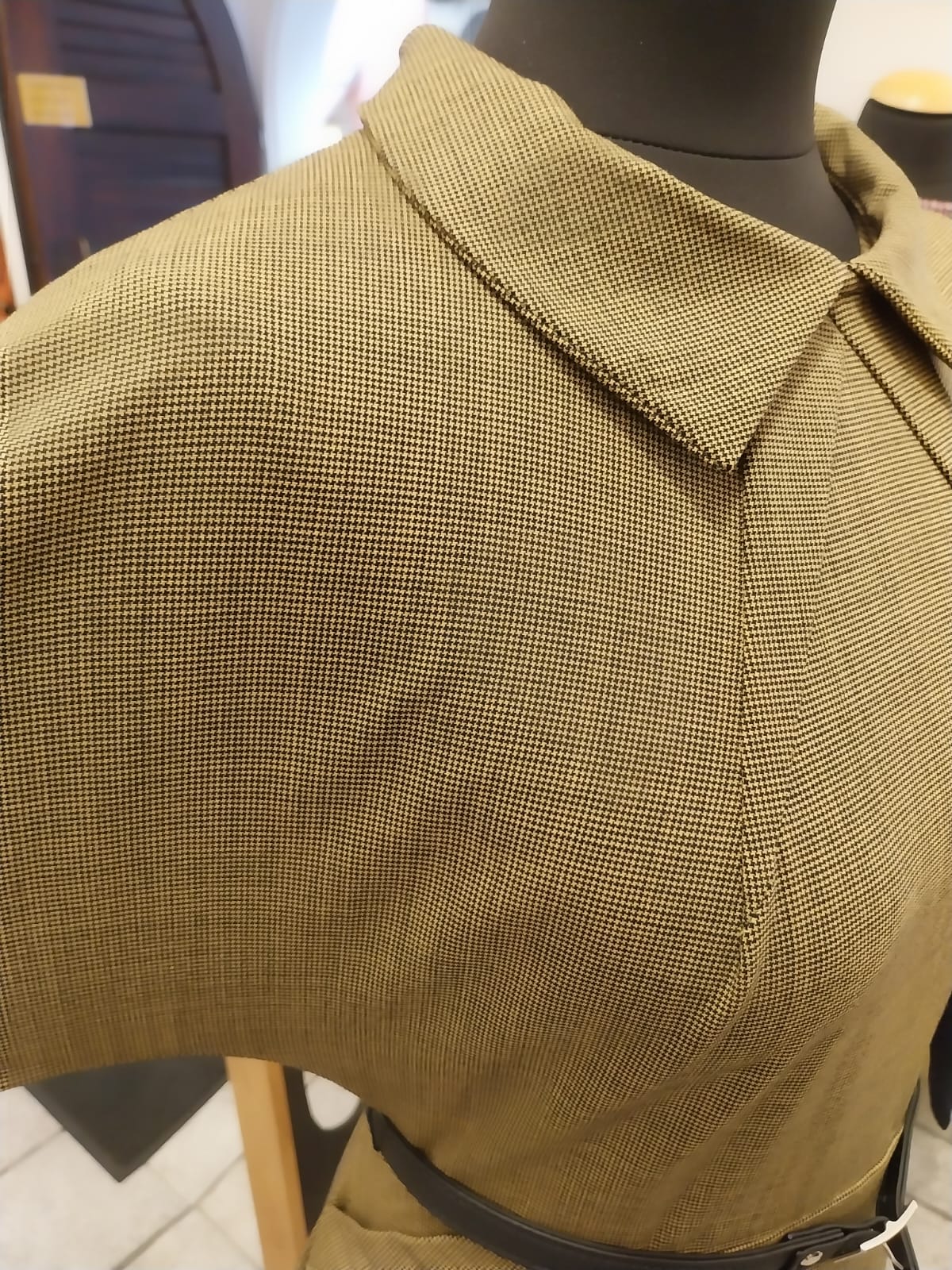 Midikleid aus leichter Wolle mit Ledergürtel