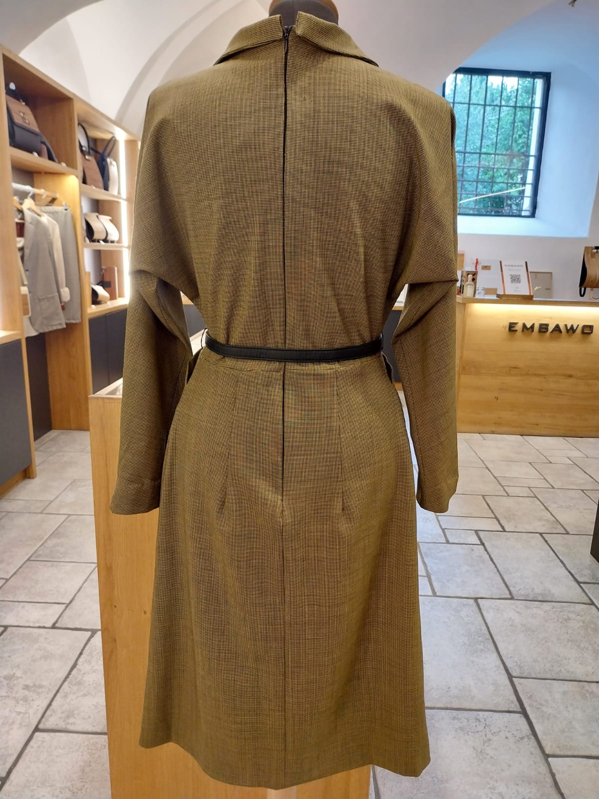 Midikleid aus leichter Wolle mit Ledergürtel